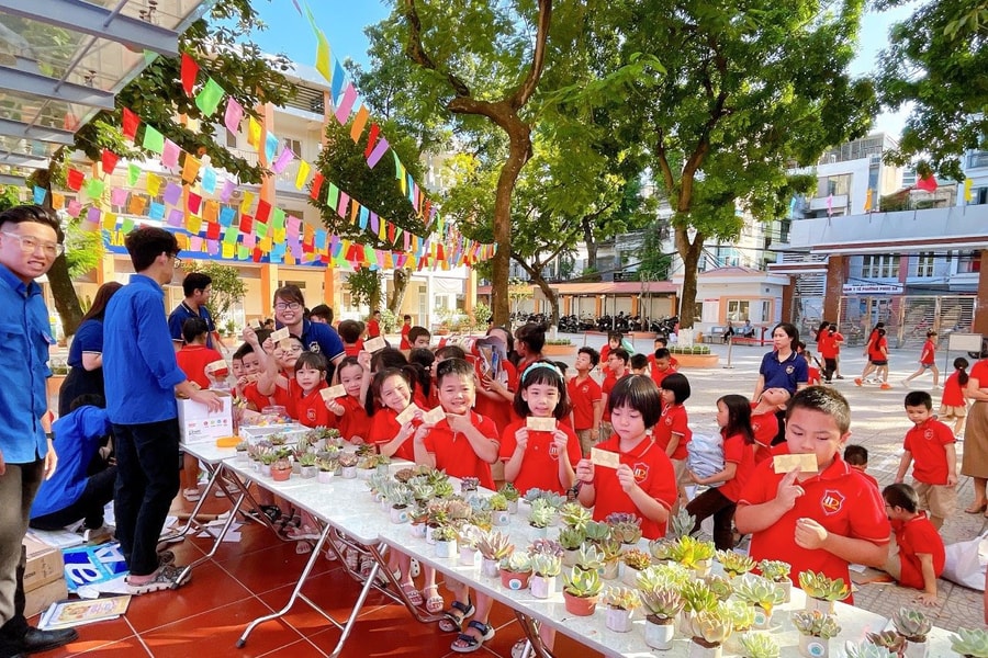 Học sinh Trường Tiểu học Nghĩa Dũng sôi nổi tham gia ngày hội “Giấy đổi cây”