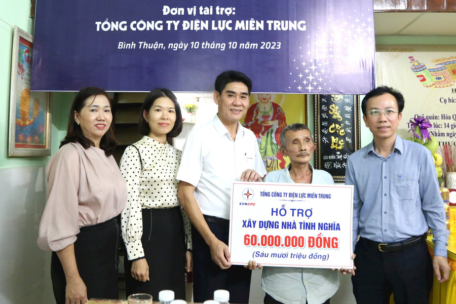 EVNCPC bàn giao nhà đại đoàn kết cho hộ nghèo tại TP Đà Nẵng