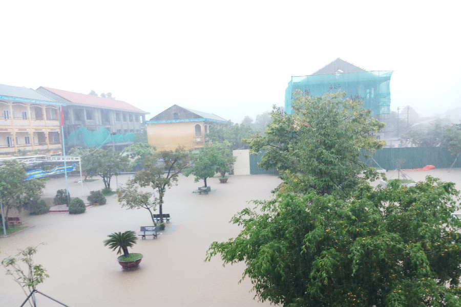 Thừa Thiên – Huế: Mưa “trắng trời”, hàng nghìn học sinh phải nghỉ học