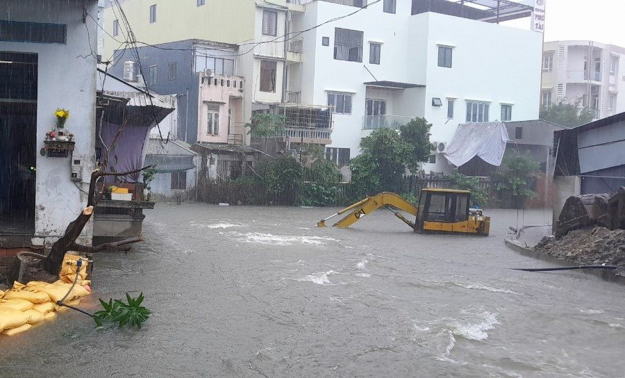 Quảng Nam: Nước sông đang lên, cảnh báo nguy cơ ngập lụt, sạt lở đất