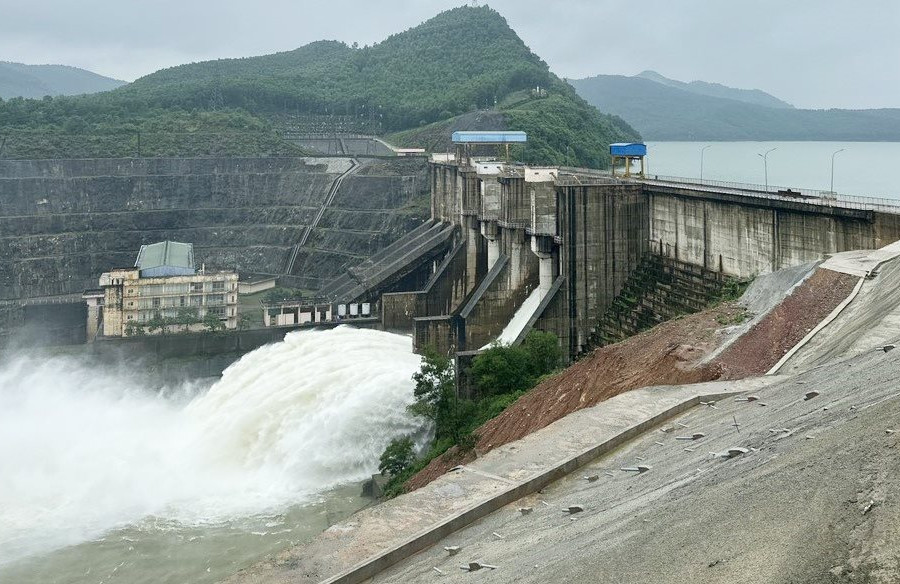 Thừa Thiên – Huế: Thủy điện đồng loạt điều tiết nước, cảnh báo lũ lớn trên các sông