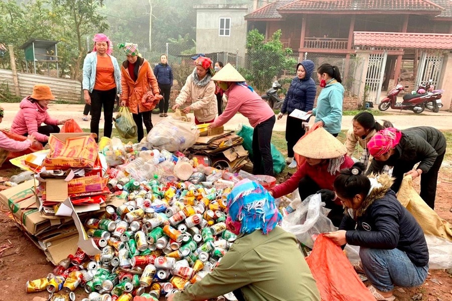 Phụ nữ vùng cao "biến rác thành tiền"