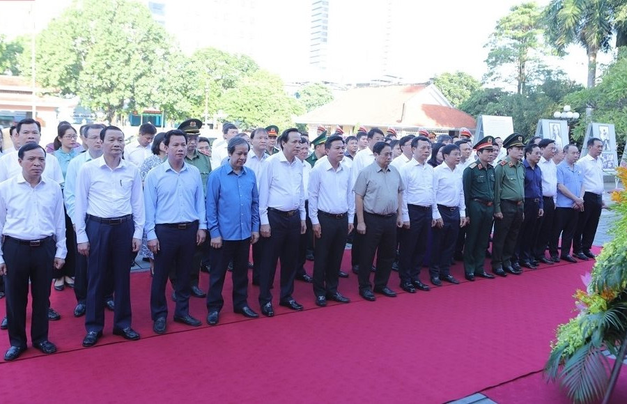 Thủ tướng dâng hương tại Khu Văn hóa tưởng niệm Chủ tịch Hồ Chí Minh ở Thanh Hóa