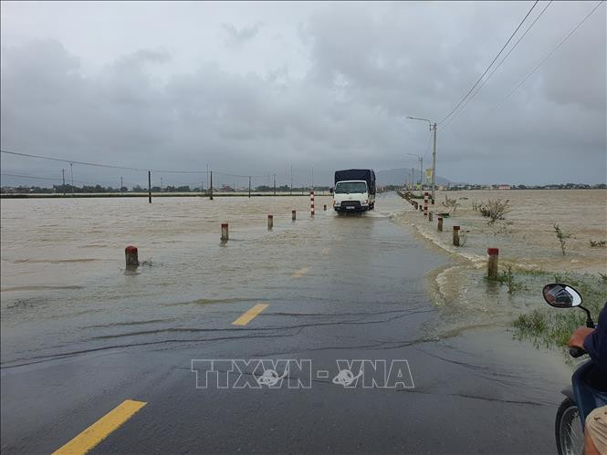 Bình Định: Mưa lũ gây ngập lụt, chia cắt giao thông, học sinh phải nghỉ học