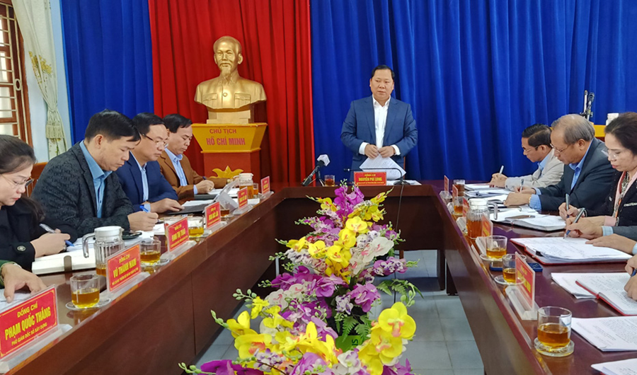 Lãnh đạo tỉnh đến thăm và làm việc tại xã Thống Nhất, huyện Lạc Thủy