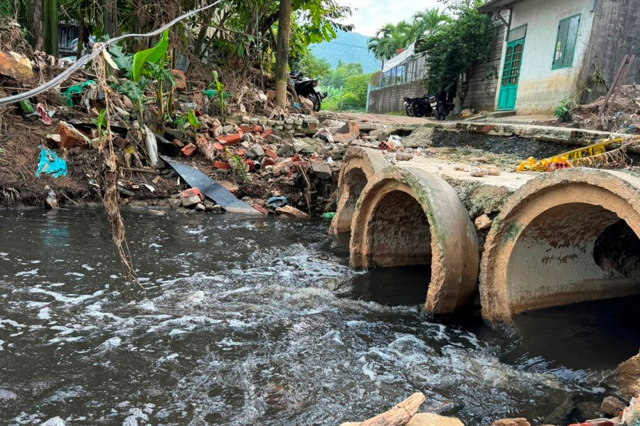 Bãi rác Khánh Sơn (Đà Nẵng): Nước rỉ rác đen ngòm lại chảy tràn về khu dân cư?