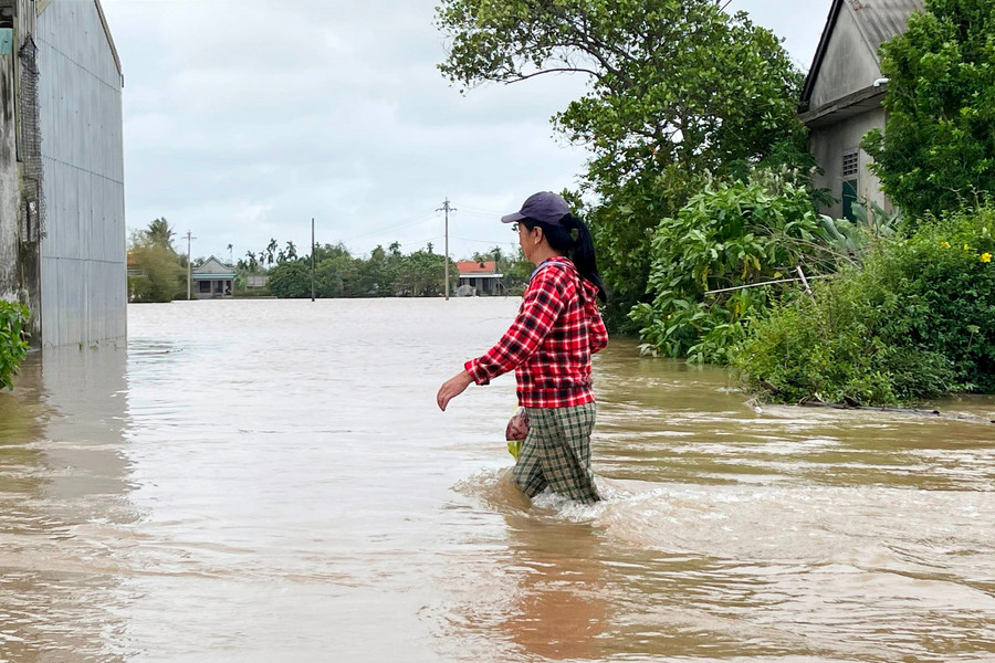 Thừa Thiên - Huế: Nước lũ dâng nhanh, nhiều nơi ngập sâu