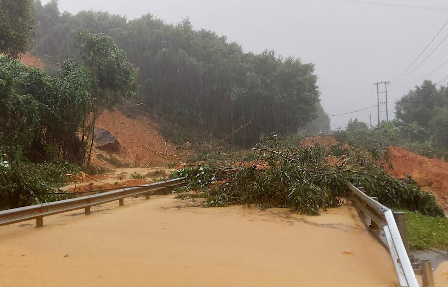 Thừa Thiên - Huế cảnh báo sạt lở diện rộng do mưa lớn