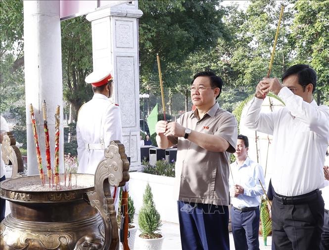 Chủ tịch Quốc hội Vương Đình Huệ dâng hương tưởng niệm các Anh hùng liệt sĩ tại Tây Ninh