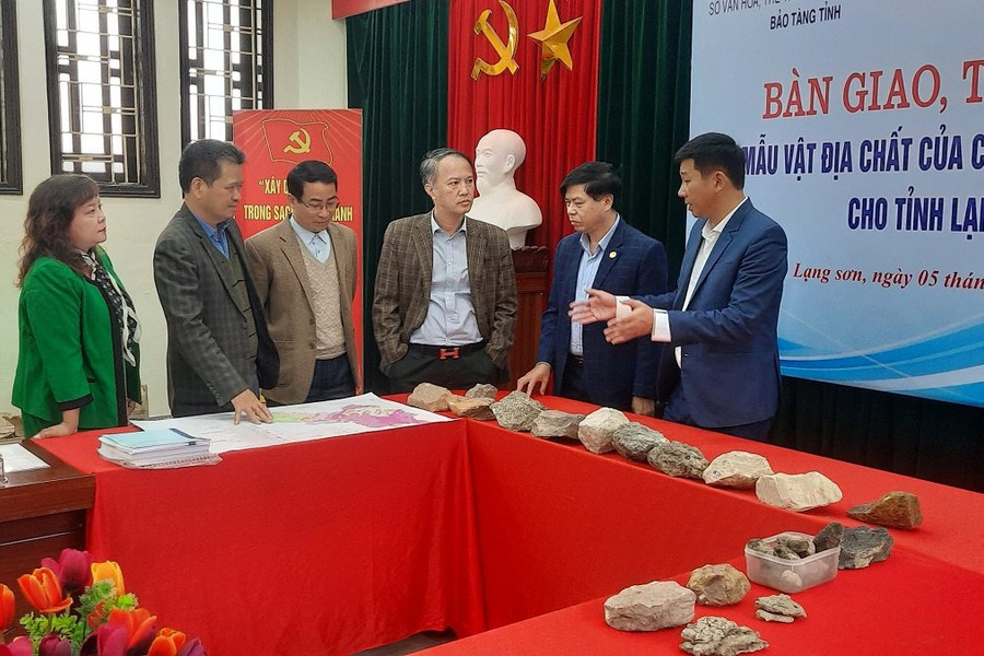 Bàn giao bộ mẫu vật địa chất cho tỉnh Lạng Sơn