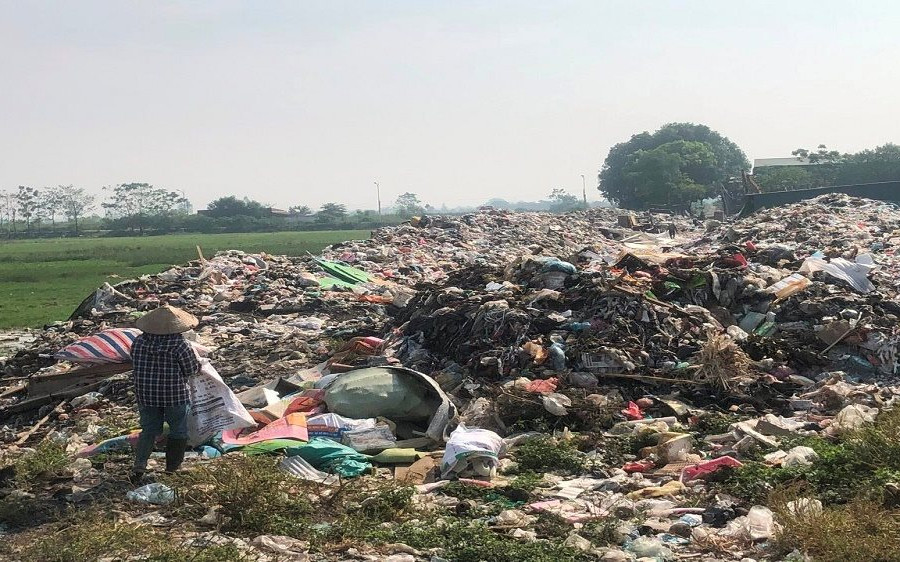 Lý do khiến rác thải bị tồn đọng ở một số huyện ngoại thành Hà Nội