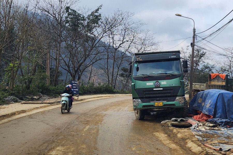 Huyện Simacai (Lào Cai): Người dân khốn khổ do nhà thầu đào đất làm đường
