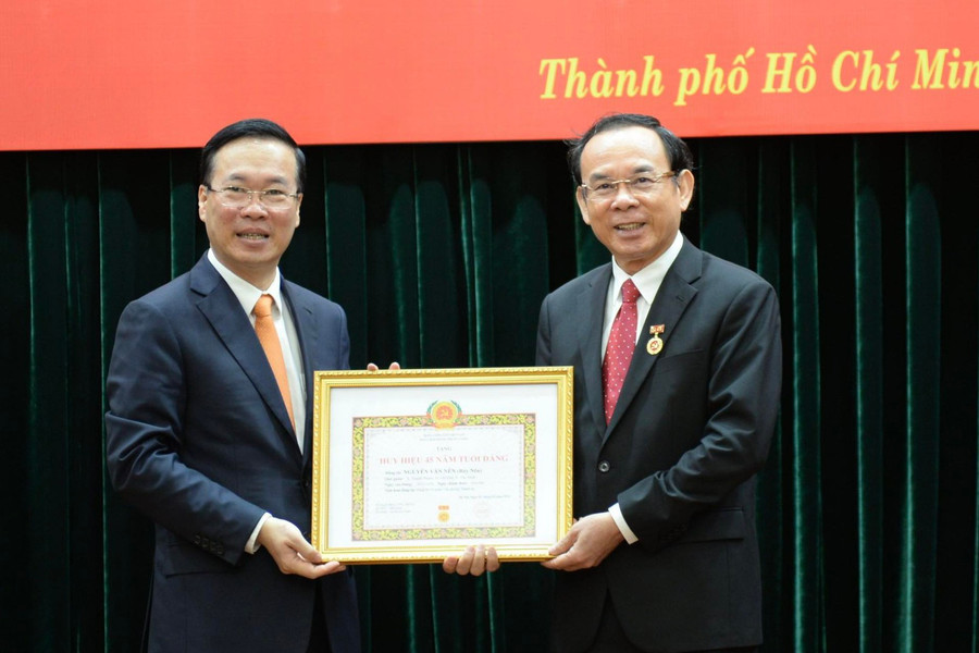 Chủ tịch nước Võ Văn Thưởng trao Huy hiệu 45 năm tuổi Đảng cho Bí thư Thành ủy TPHCM Nguyễn Văn Nên