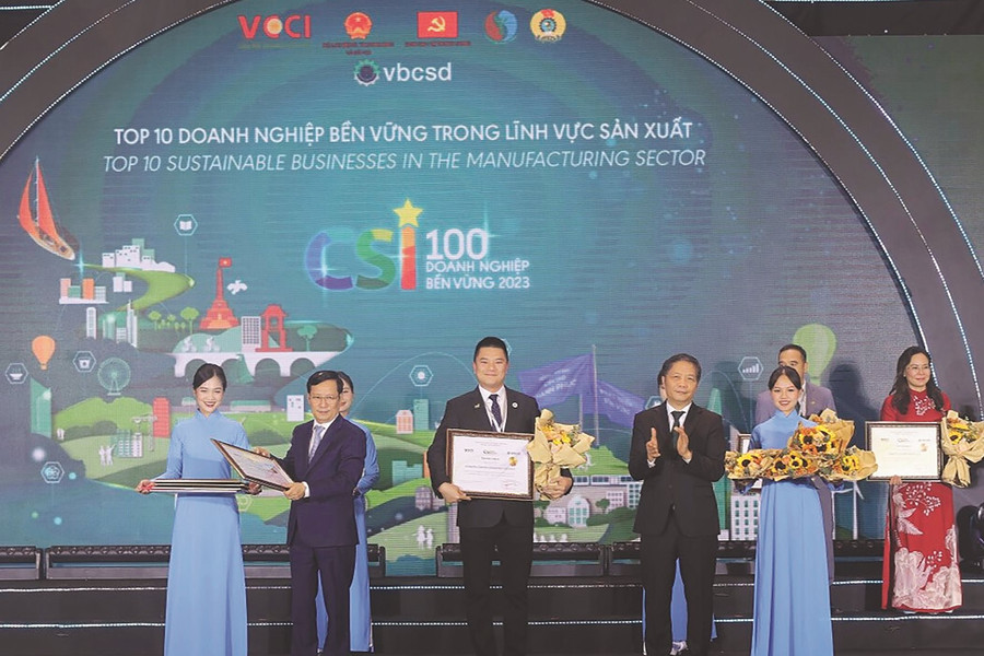 GREENFEED Việt Nam tiếp tục được vinh danh: Top 100 doanh nghiệp bền vững Việt Nam 2023 Top 10 lĩnh vực sản xuất
