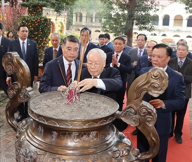 Tổng Bí thư Nguyễn Phú Trọng dâng hương tại Hoàng thành Thăng Long