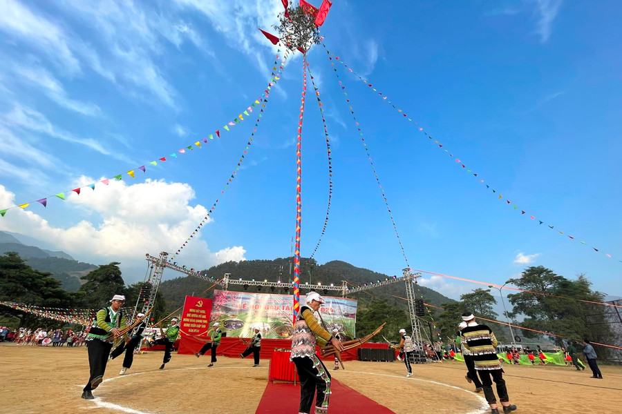 Độc đáo Lễ hội Gầu Tào của người Mông Trạm Tấu
