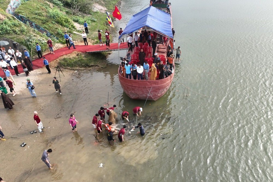 Chùa Viên Quang phóng sinh 12 tấn cá trên sông Lam dịp đầu Xuân Giáp Thìn 2024