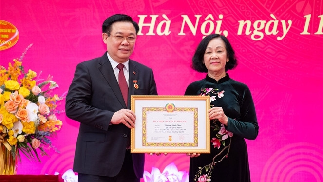 Lễ trao Huy hiệu 40 năm tuổi Đảng tặng Chủ tịch Quốc hội Vương Đình Huệ