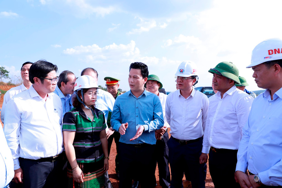 Bộ trưởng Đặng Quốc Khánh kiểm tra Công ty Nhôm Đắk Nông - TKV về dự án khai thác mỏ bô xít Nhân Cơ