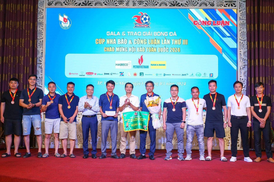 Đội Báo Tuổi trẻ Thủ đô vô địch giải bóng đá cúp Báo Nhà báo và Công luận