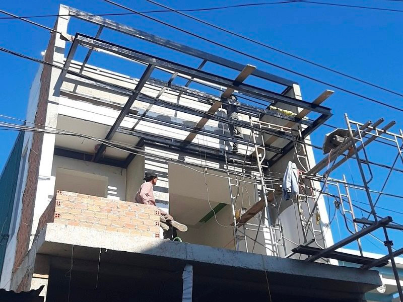 PC Đắk Lắk: Xử lý nghiêm vi phạm hành lang an toàn lưới điện cao áp