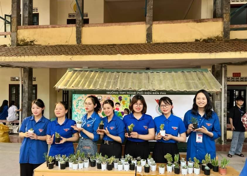 Điện Biên: Đoàn viên thanh niên đổi rác thải tái chế lấy cây xanh