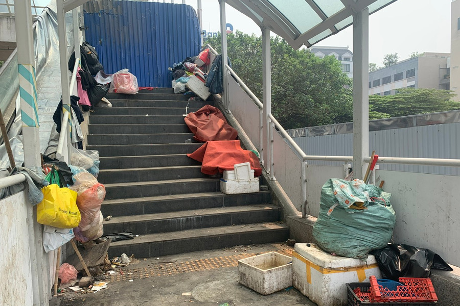 Tràn lan rác thải quanh đường sắt đô thị Nhổn - Hà Nội trước ngày hoạt động