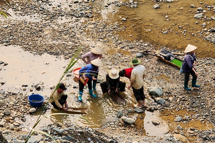 Phong Thổ (Lai Châu): Người dân kéo nhau xuống sông Nậm Na đãi vàng