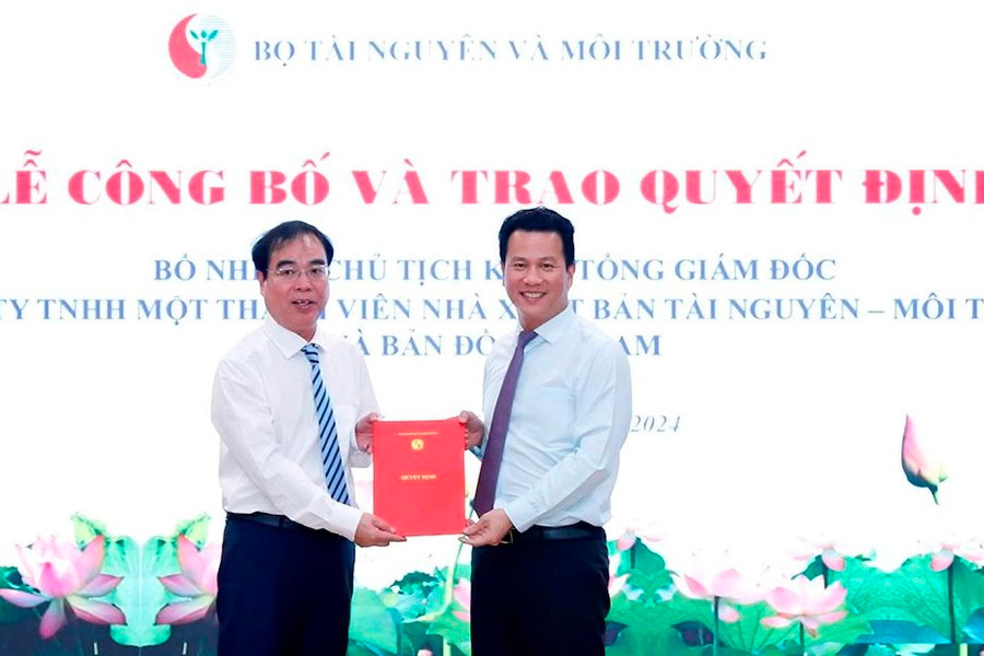 Trao Quyết định bổ nhiệm Chủ tịch, Tổng Giám đốc Công ty TNHH MTV Nhà xuất bản Tài nguyên – Môi trường và Bản đồ Việt Nam