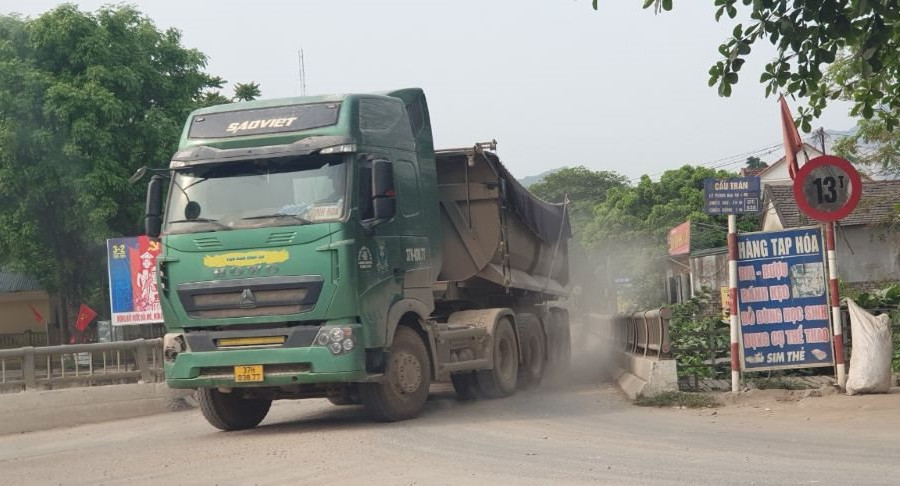 “Bất an” vì các mỏ đá ở Đồng Thành (Nghệ An): Bài 1: Hàng loạt xe chở đá tải trọng “khủng” vô tư “cày xới” đường cấm?
