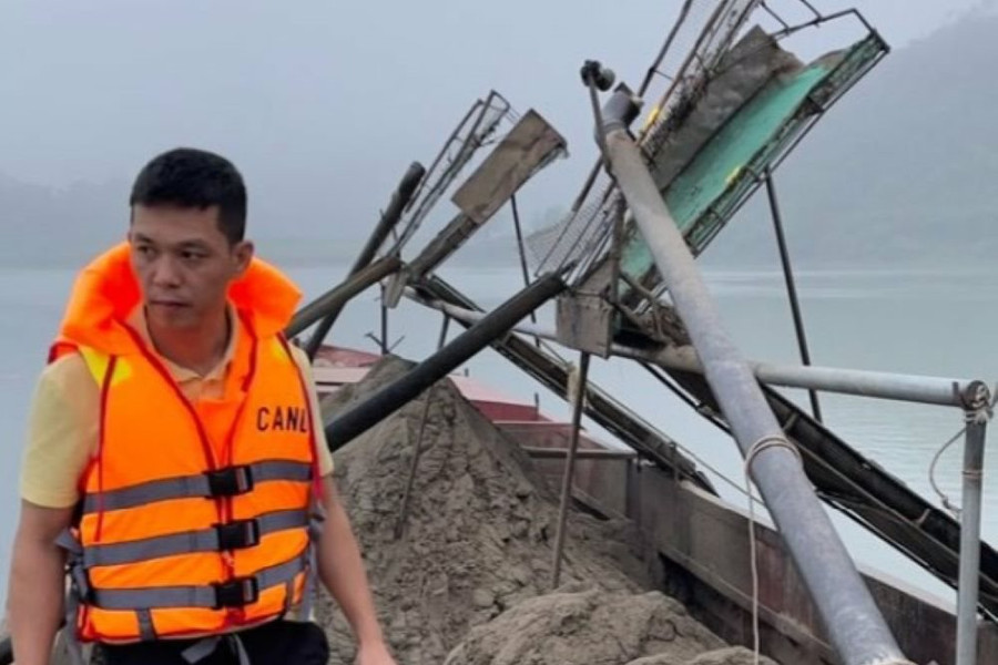 Nghệ An: Liên tiếp bắt giữ nhiều thuyền khai thác cát trái phép