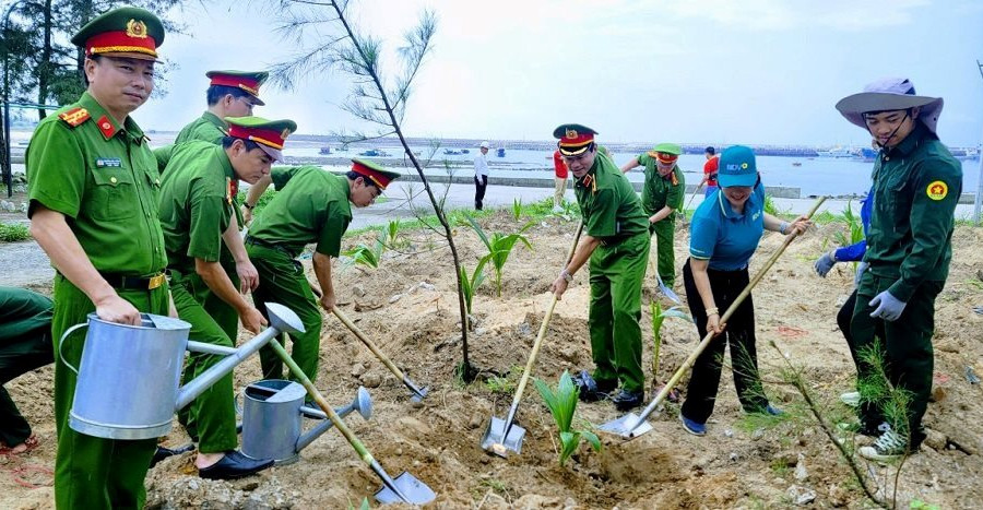 Phát động hưởng ứng trồng cây “Vì một Việt Nam xanh” năm 2024 trên đảo Bạch Long Vĩ