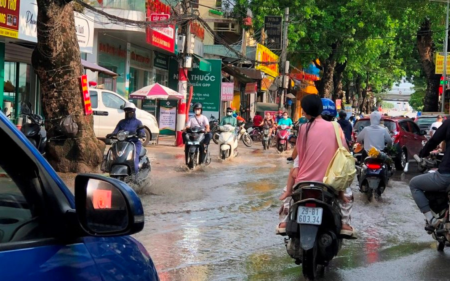 Hà Nội: Cận cảnh tuyến đường không có hệ thống thoát nước, hễ mưa là ngập