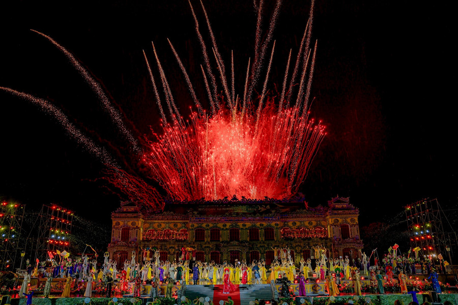 Mãn nhãn đêm khai mạc Tuần lễ Festival nghệ thuật Quốc tế Huế 2024