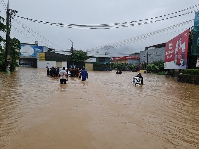 Mưa lớn giảm dần, lũ sông Lô lên nhanh