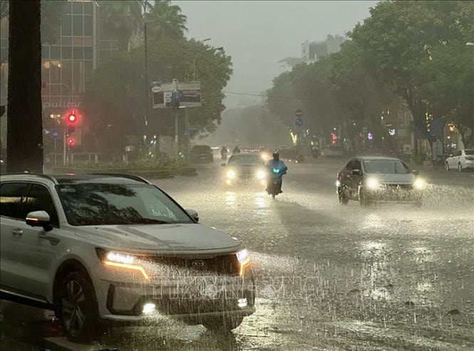 Mưa lớn kèm dông lốc làm hai người chết, gây thiệt hại tại nhiều địa phương