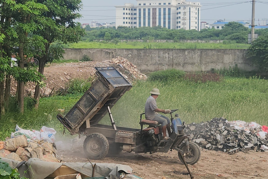 Hà Nội: Đổ phế thải lấp đất nông nghiệp ở quận Nam Từ Liêm
