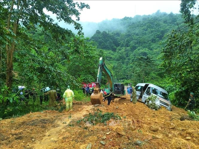 Hà Giang: Sạt lở đất vùi lấp ô tô khách làm 8 người chết, 4 người bị thương