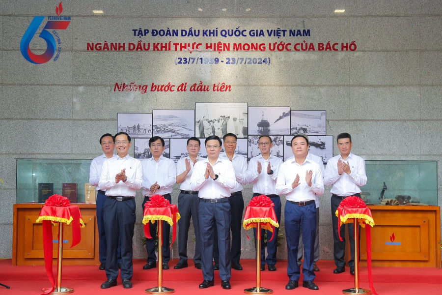 Petrovietnam khai mạc triển lãm ảnh 65 năm ngành Dầu khí Việt Nam thực hiện mong ước của Bác Hồ