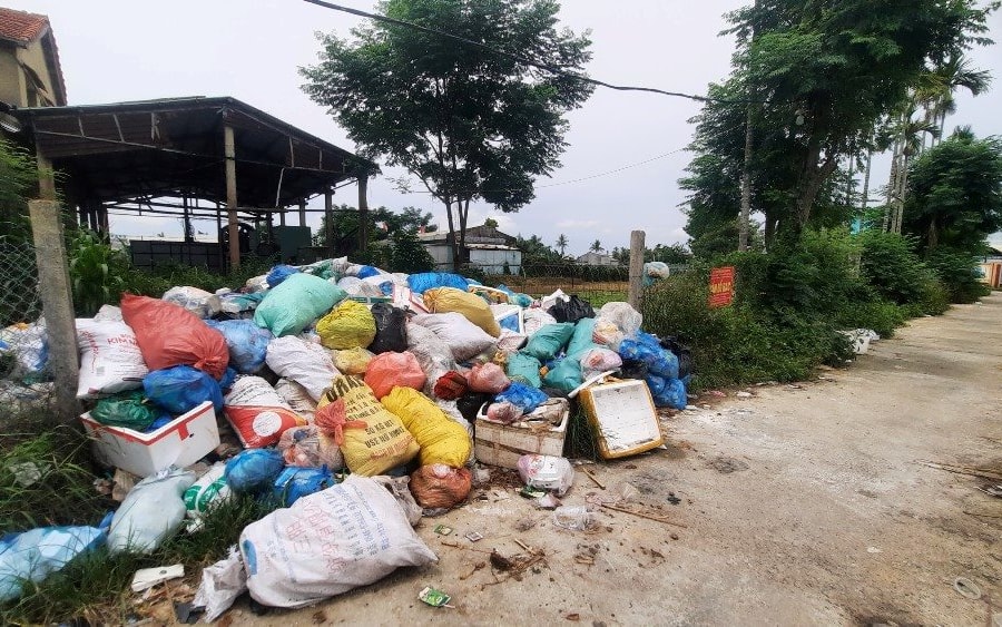 Quảng Nam: Rác ùn ứ trong khi chờ ký hợp đồng