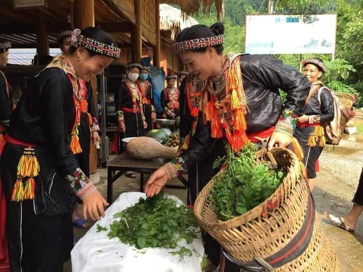 Người dân Lục Yên đi chợ bằng giỏ tre để giảm rác thải nhựa