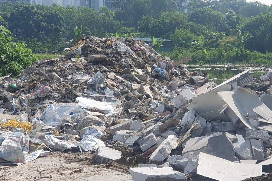 Quận Nam Từ Liêm (Hà Nội): Nhức nhối vấn nạn đổ trộm phế thải để san lấp mặt bằng