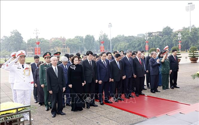 Lãnh đạo Đảng, Nhà nước viếng Chủ tịch Hồ Chí Minh và các anh hùng liệt sĩ