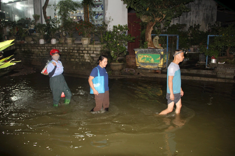 Đêm không ngủ tại rốn lũ Quốc Oai và Chương Mỹ (Hà Nội)