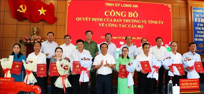 Long An: Công bố các quyết định về công tác cán bộ