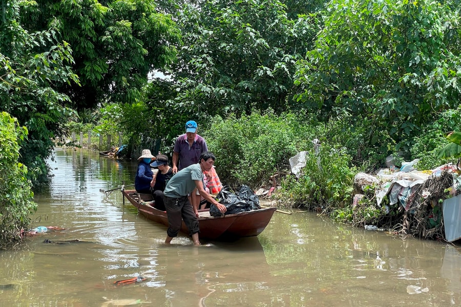 Hà Nội: Mực nước Sông Hồng dâng cao, người dân bãi giữa đi lại bằng đò