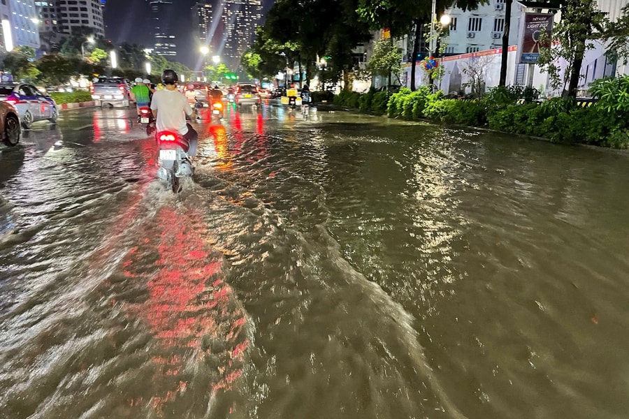 Mưa lớn gây ngập úng cục bộ tại một số tuyến phố của Hà Nội