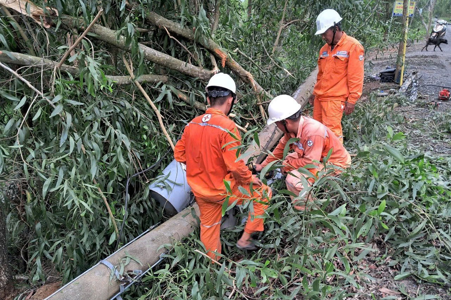 EVNSPC: Cảnh báo nguy cơ mất an toàn điện mùa mưa bão