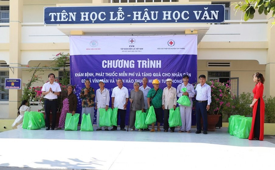 Nhà máy Nhiệt điện Vĩnh Tân 4: Tổ chức khám bệnh, phát thuốc, tặng quà cho người dân huyện Tuy Phong