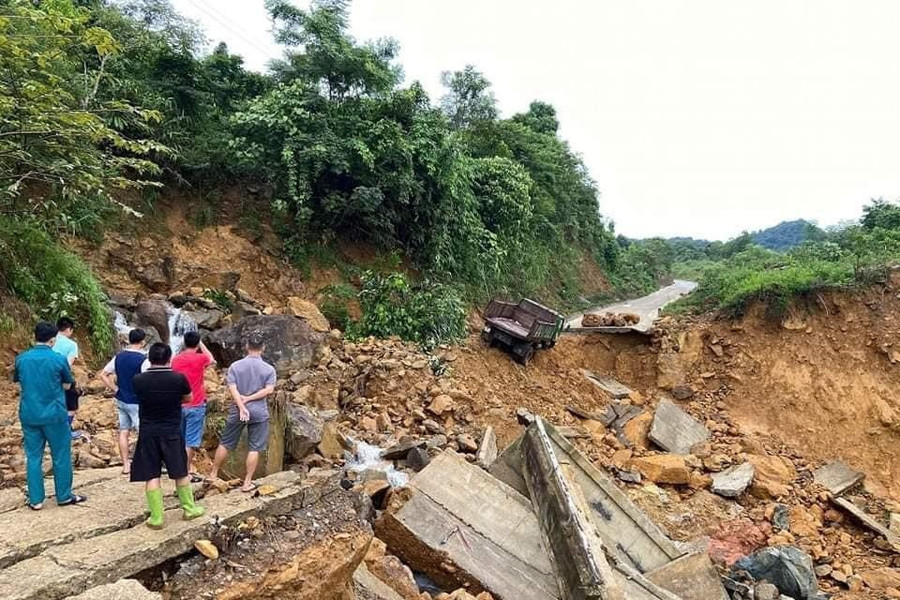 Hòa Bình: Sạt lở, gãy tuyến đường lên Đồi Thung (Lạc Sơn)